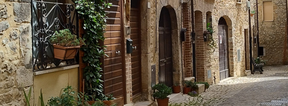 Nuove forme dell'abitare. Comunità ospitali per superare lo stereotipo del borgo-vetrina Nuove forme dell'abitare. Comunità ospitali per superare lo stereotipo del borgo-vetrina